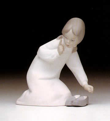Little Girl W/slippers Lladro Figurine